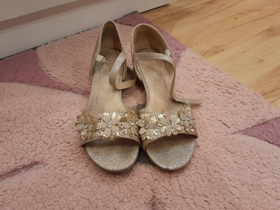Красиви обувки за принцеса размер 35