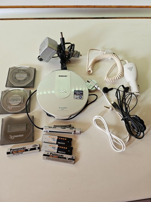 Диск мен Sony със слушалки