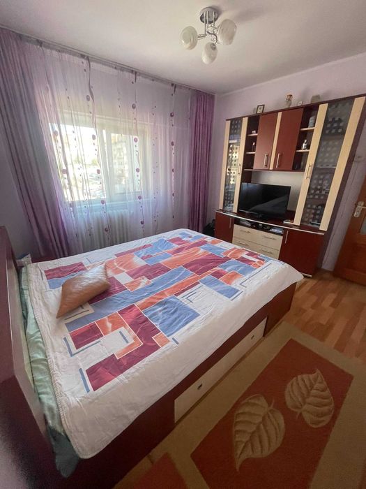 Vând apartament  cu 3 camere,ultracentral ,etajul 2,105 mp,Preț  negociabil.relatii la telefon 0766414573