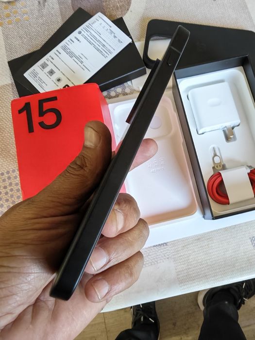 Oneplus 15/12-256/, отличен, комплект, възможен бартер.