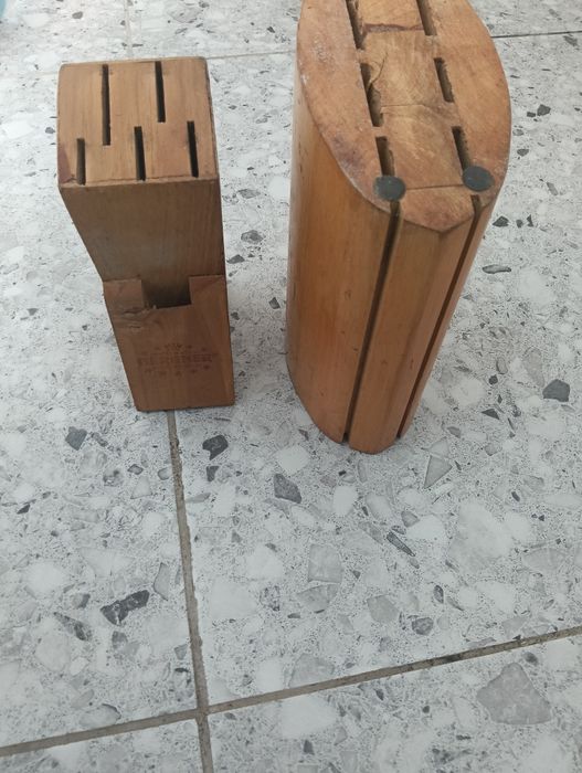 2 Suporți din lemn pentru Cuțite in stare bună. Amândouă la 24 lei.