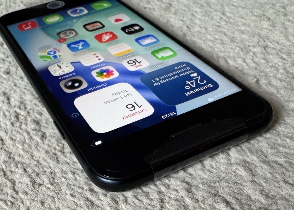 Phone SE 3. 64GB negru - nou