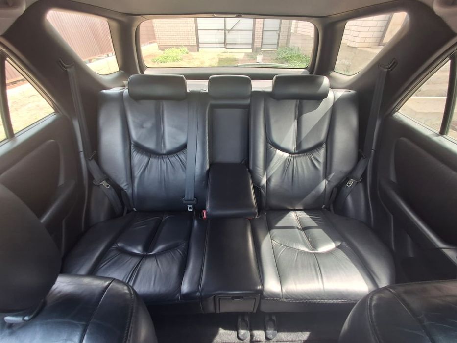 Машина  Lexus RX 300.