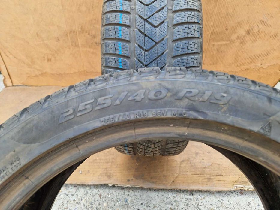 2 Pirelli R19 255/40 Зимни гуми runflat  DOT1818