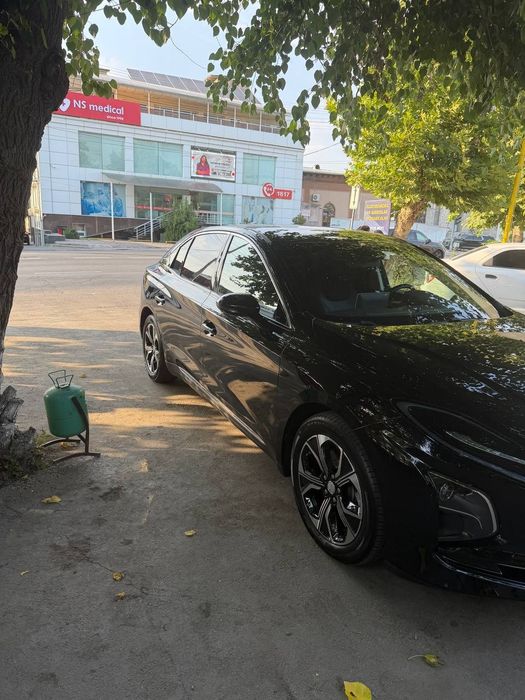 Hongqi eqm5 26000 yurgan