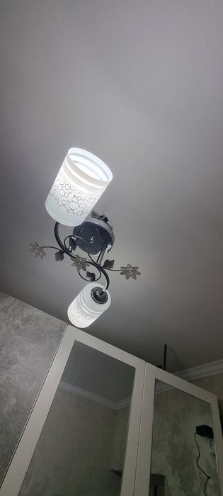 Продам люстру на две лампочки