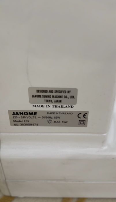Продам швейную машинку Janome