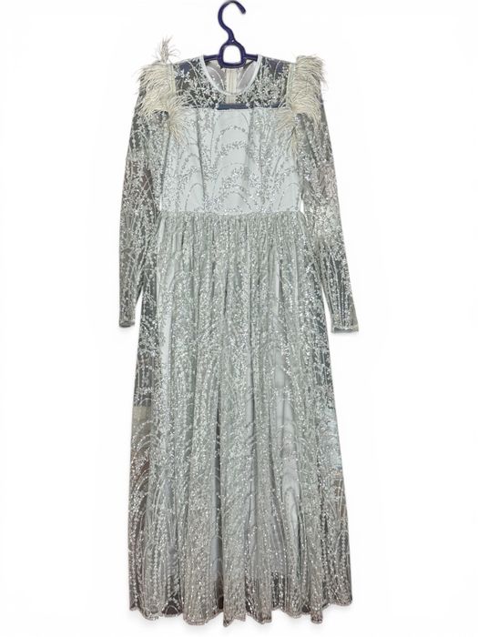 Роскошное вечернее платье с перьями и пайетками.