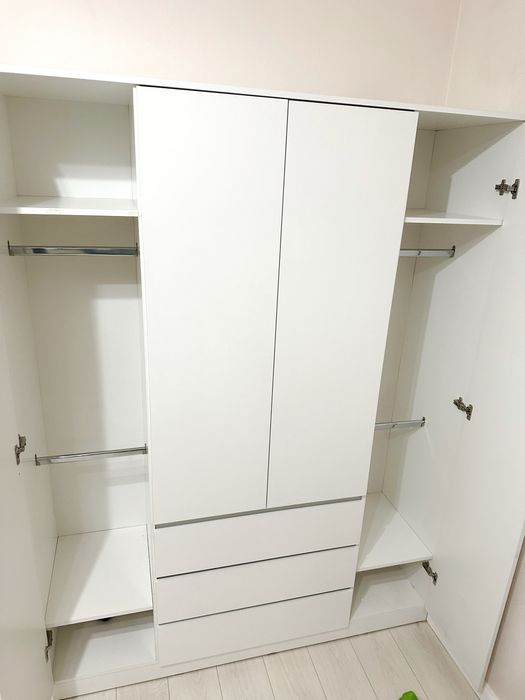 Распашной шкаф белого цвета