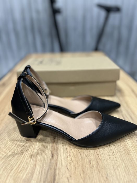 Черни дамски обувки на дебел ток