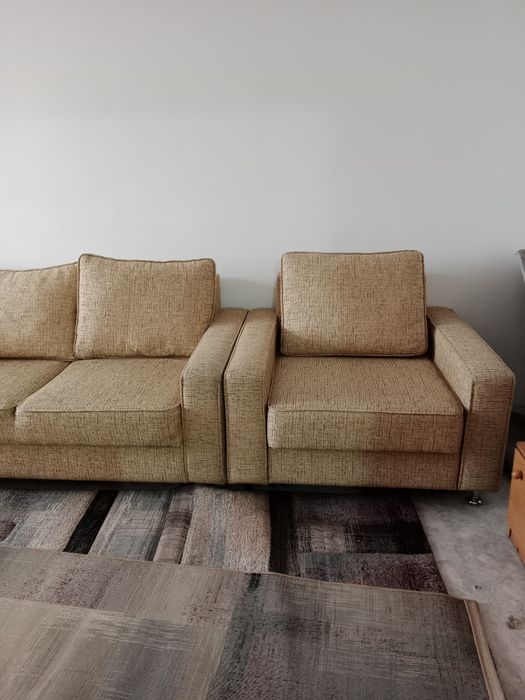 Двухместный диван и кресло