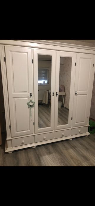 Dulap din lemn alb cu 4 usi si oglinda