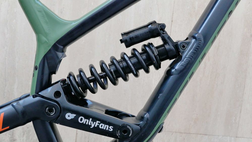 Commencal Furious DH, 27.5 S, RockShox Boxxer Air 200 мм. ход