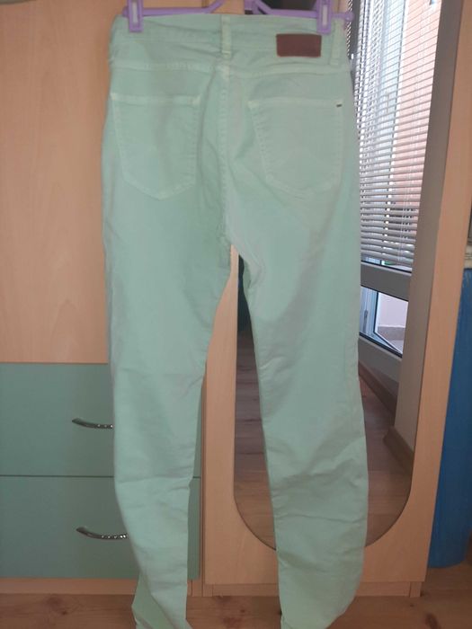 Продавам мента цвят панталон/дънки Mustang