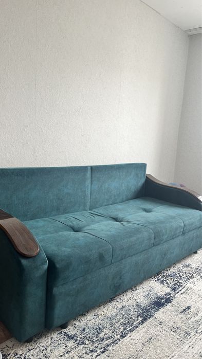 Диван зеленый.