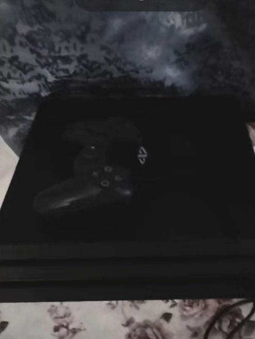 Vând PS4 pro multe jocuri contactați-mă pentru mai multe detalii  este foarte bun merge bine