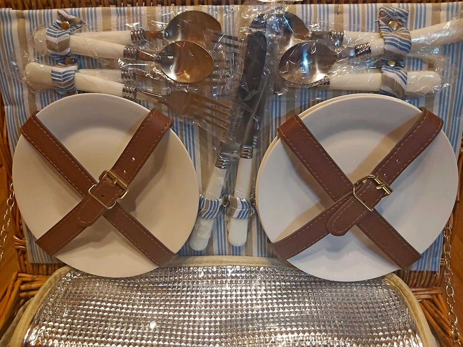 Coș picnic 4 persoane, din răchită, frigo, cu veselă, tacamuri, pătură