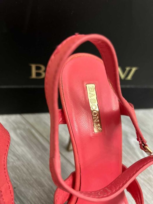 Продам новые босоножки