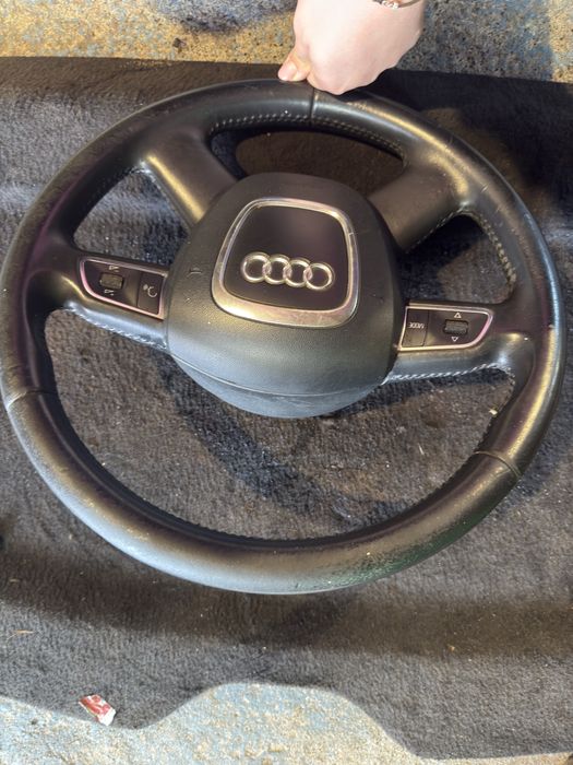 volan din piele cu 4 spițe și comenzi multifuncționale, specific pentru modele Audi (precum Audi A3 8P, A4 B8, A5, Q3, Q5 sau Q7)