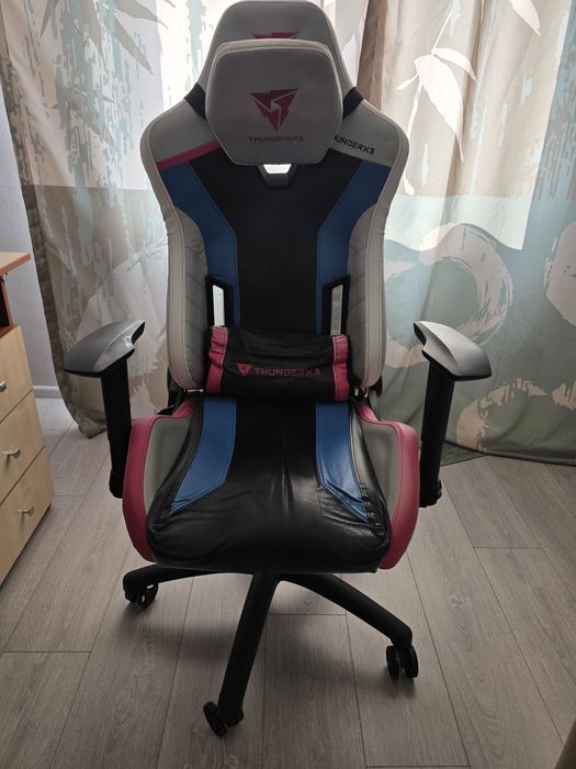 Продам игровое кресло ThunderX3.