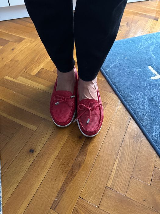 Червени мокасини