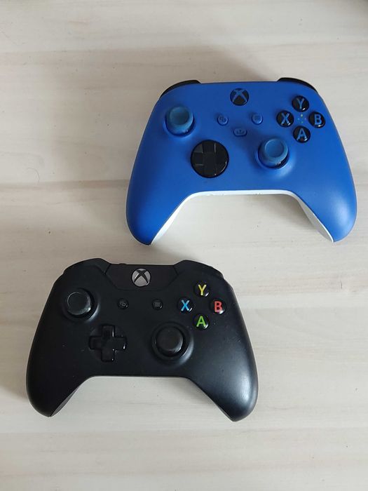 XBox ONE с двумя джойстиками и диском Майнкрафт