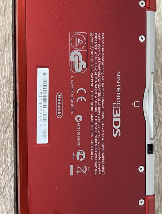Vand  Vând consolă Nintendo 3DS (culoarea Flame Red)