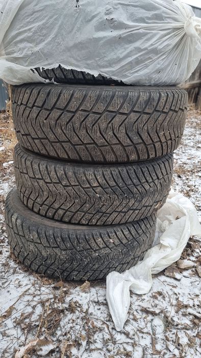 Продам комплект зимний шины