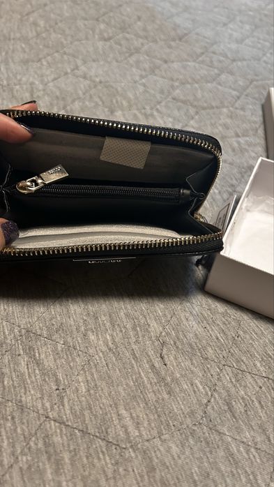 Черно портмоне Guess