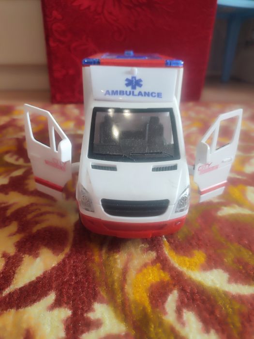 Скорая помощь с сиреной