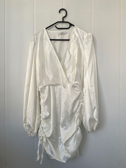 Бяла рокля с дълъг ръкав