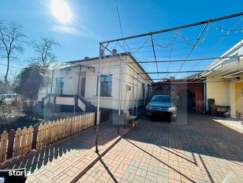 Casa din caramida + spatiu comercial, teren 900 mp, Botosani