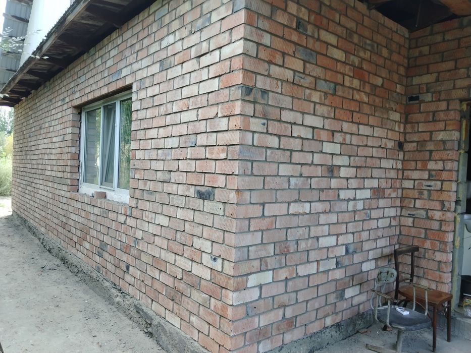 Каменщик выполняет все виды кладки