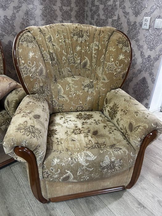 Срочно срочно продам диван два кресла