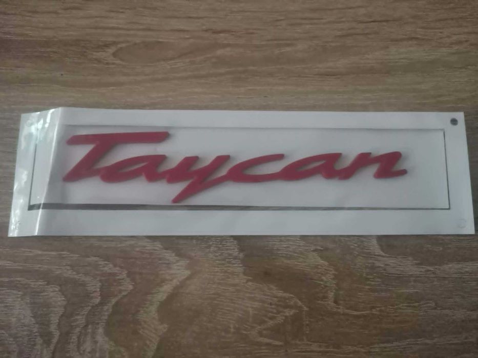 Porsche Taycan червен надпис