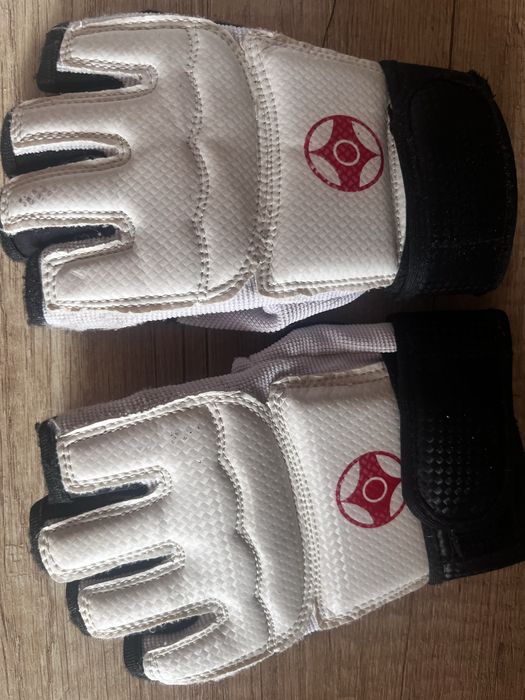 Продам перчатки для каратэ