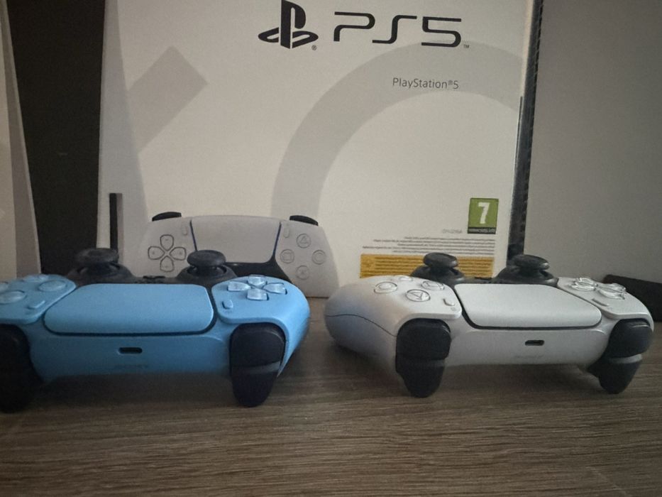 Продавам PS5 с два джойстика