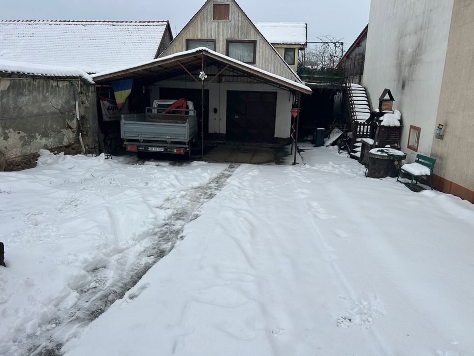 Vand sau inchiriez casa  cu garaj mare