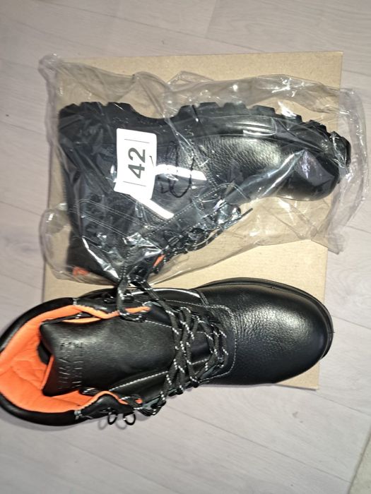 Продается спецовка и ботинки