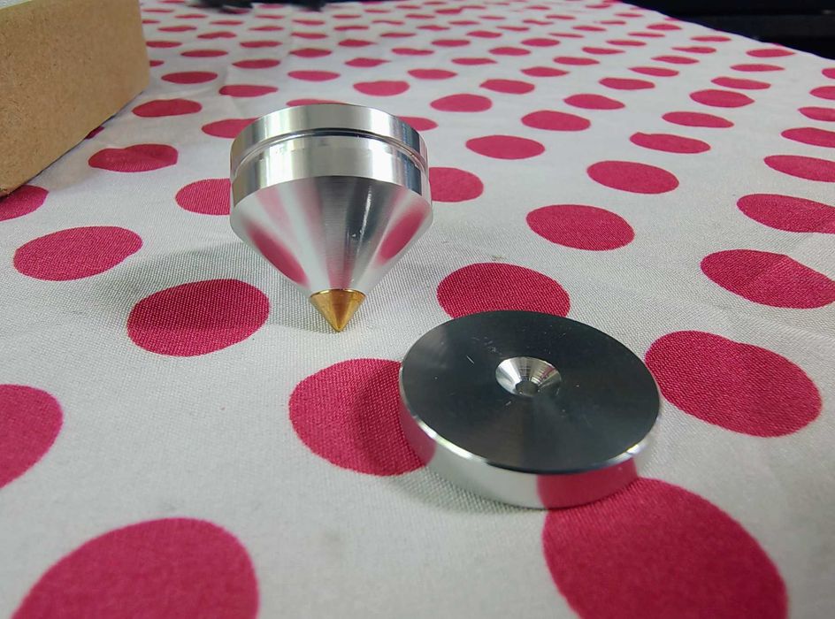 Set 4 Bucati Suport Spike-uri pentru boxe.