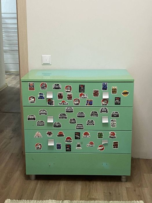 Две кровати и тумбочка