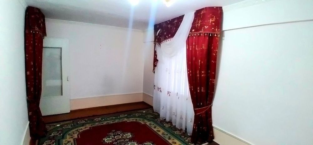 Бобур махалласида 1хона 2хона килинган квартира срочна сотилади