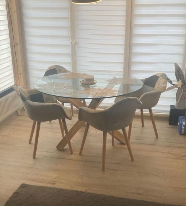 Masă rotundă de sticlă cu 4 scaune