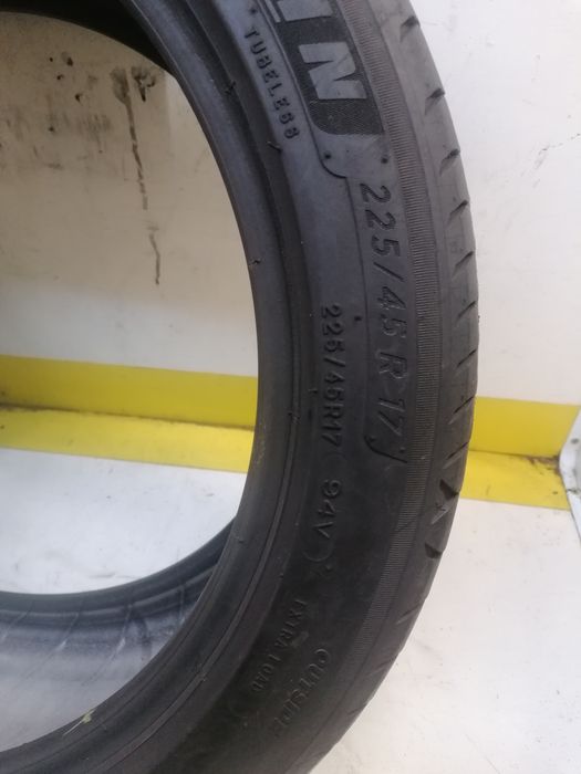 225/45/17 2*Michelin vara 94v dot 2222.    5,,30mm