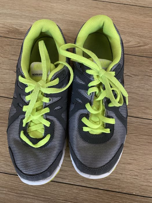 Nike revolution 2