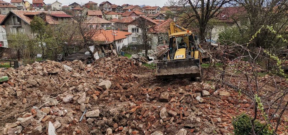 Събаряне и извозване на стари постройки, почистване на дворни места