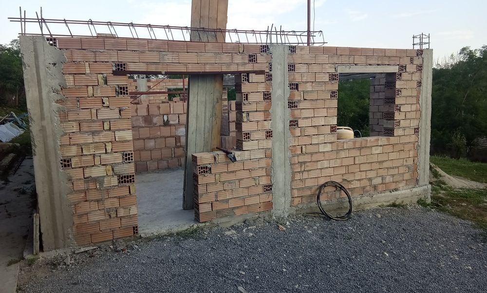 Полу завършена къща