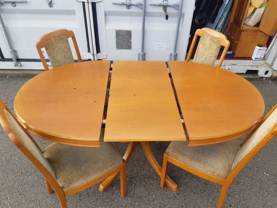 Scaune Vechi din Lemn Tapitate cu Stampila 1989