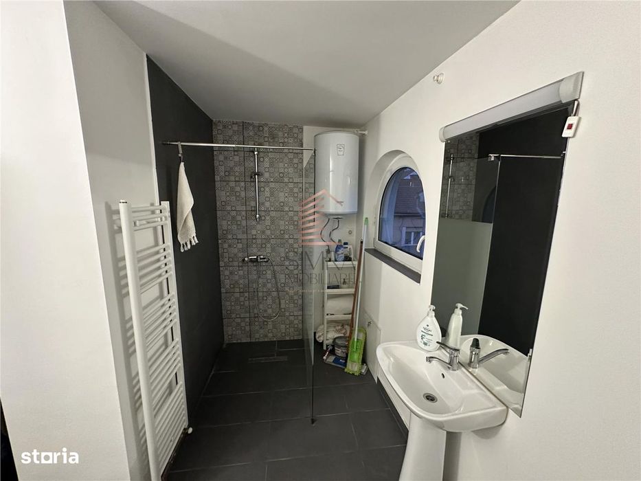 Casa ultracentrala curte comuna