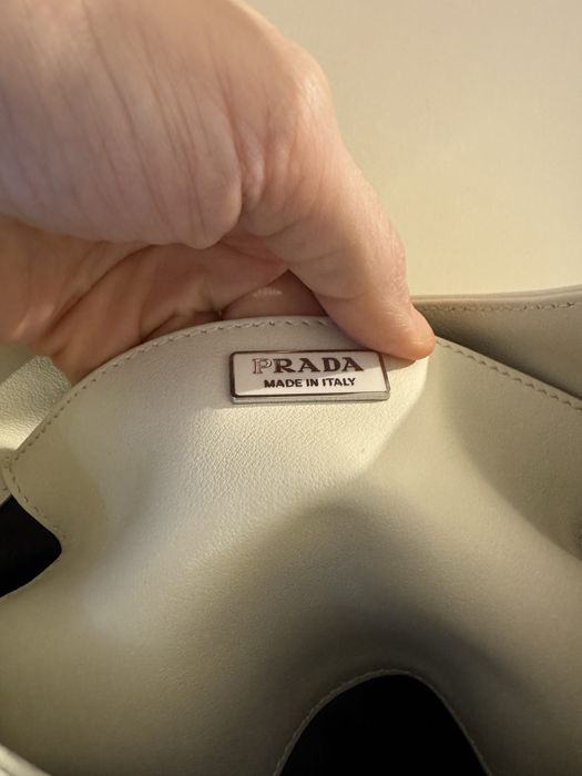 Geanta PRADA  un model superb